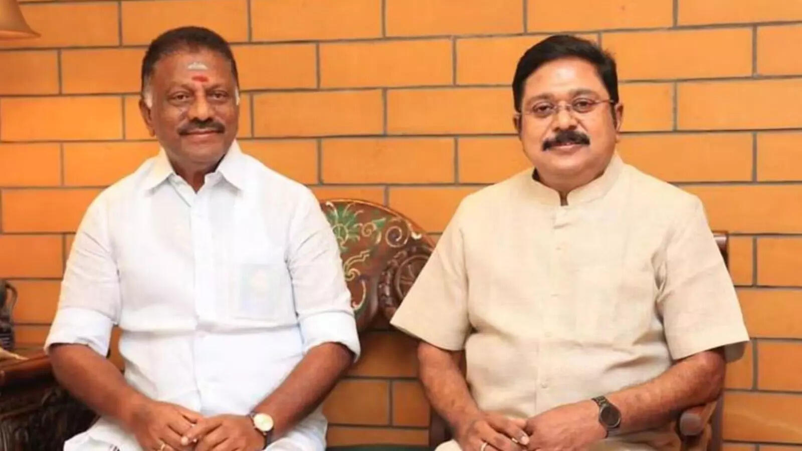 திமுக பக்கம் தாவும் ஓபிஎஸ், தடுத்து நிறுத்திய டிடிவி, வெளியான அதிர்ச்சி காரணம்